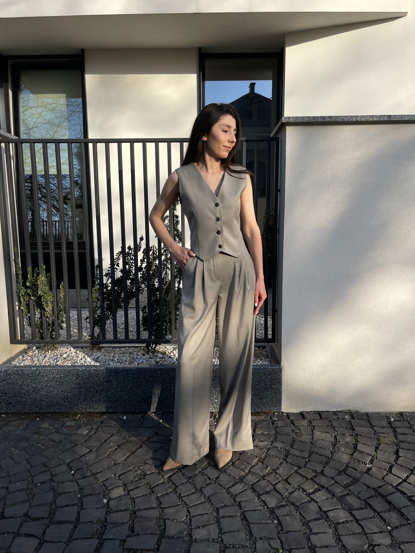 Жилет із затяжкою позаду