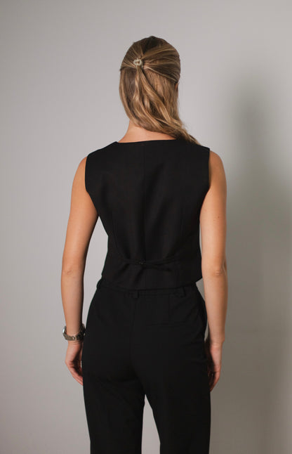 Жилет із затяжкою позаду