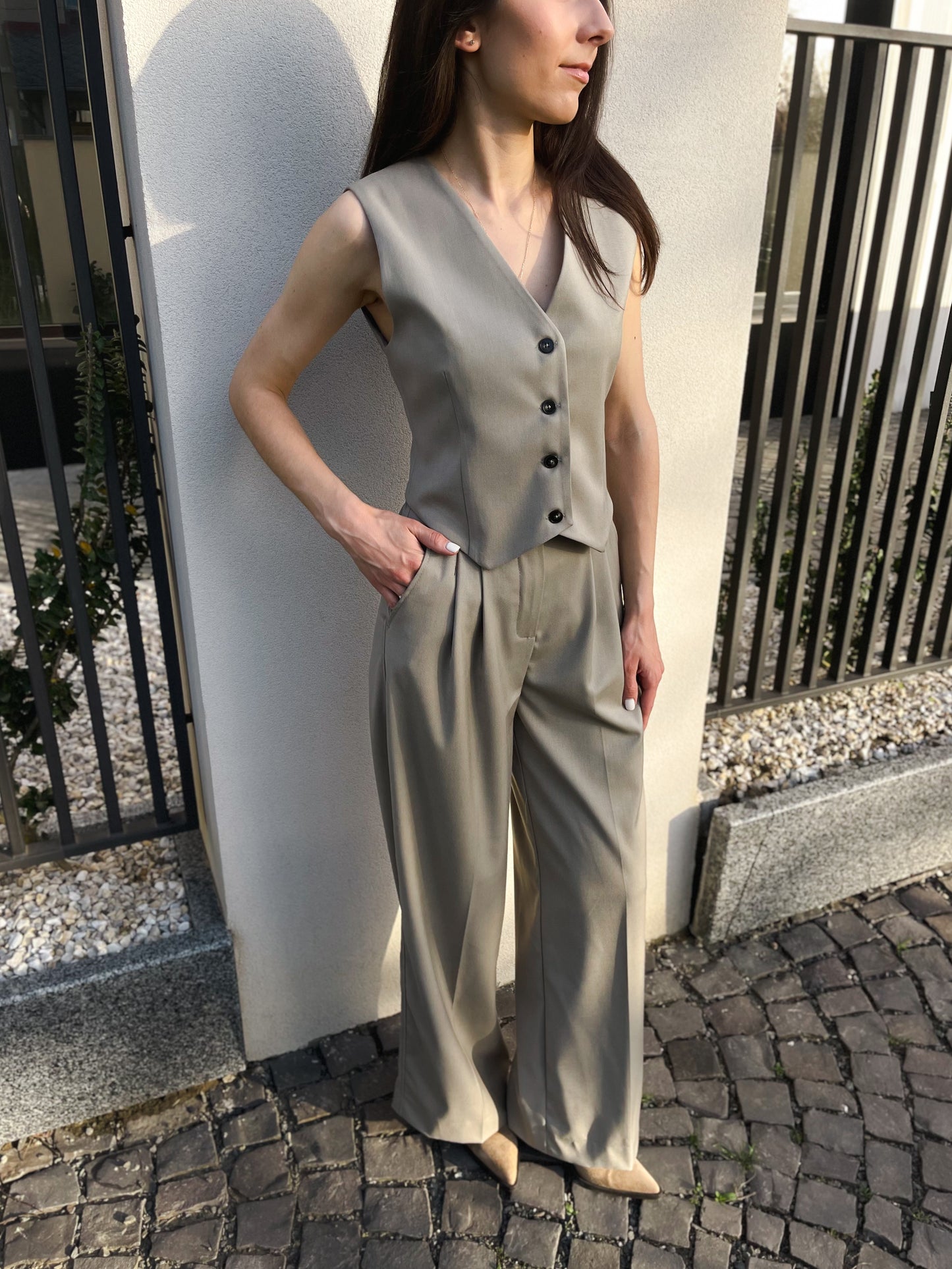 Жилет із затяжкою позаду