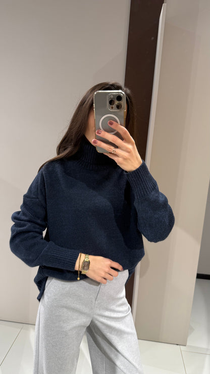 Светр з розрізами