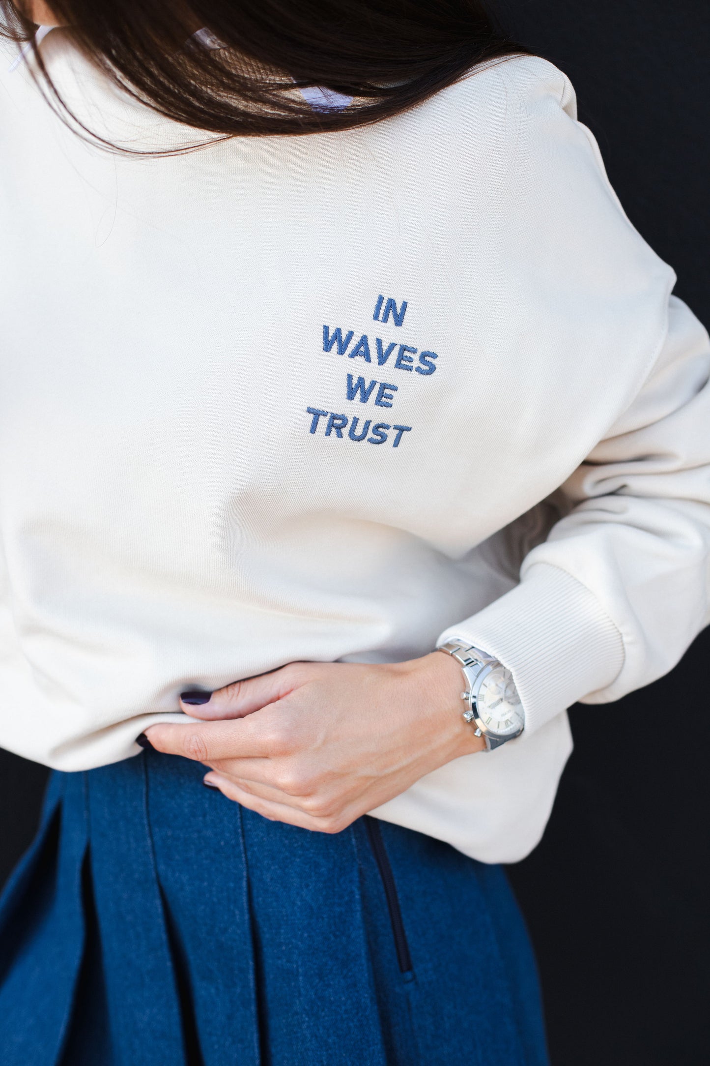 Світшот з принтом "in waves we trust"